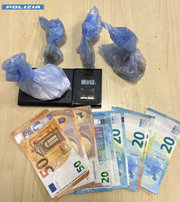 Spaccio nei boschi: arrestati due ragazzi di 26 e 29 anni