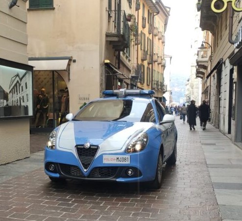 Commessa smaschera un ladro e viene spinta: arrestato un 28enne