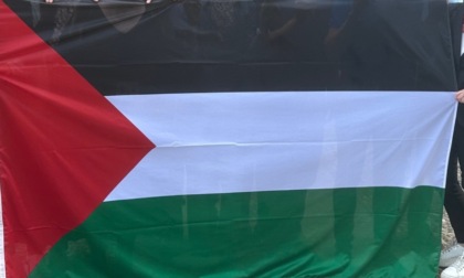 Volantinaggio e invito ad agire per condannare violenza e barbarie a Gaza