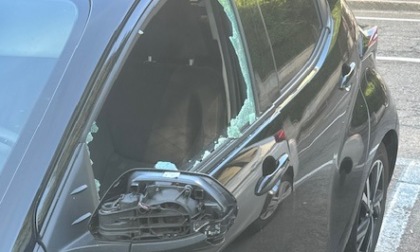 Una ventina di auto bersagliate in un raid notturno in centro