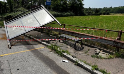 Camion urta la pensilina del bus: distrutta