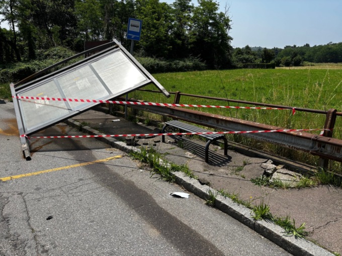 Camion urta la pensilina del bus: distrutta