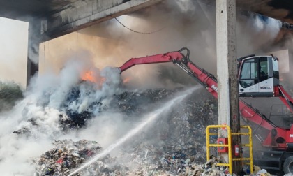 Incendio in una ditta di stoccaggio di rifiuti