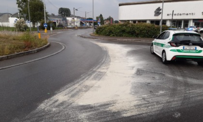 Camion perde gasolio in strada, rotatorie presidiate per evitare incidenti