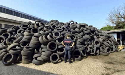 Rifiuti speciali: trovati pneumatici usati sul retro di un capannone