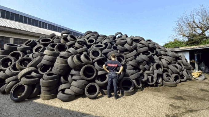 Rifiuti speciali: trovati pneumatici usati sul retro di un capannone