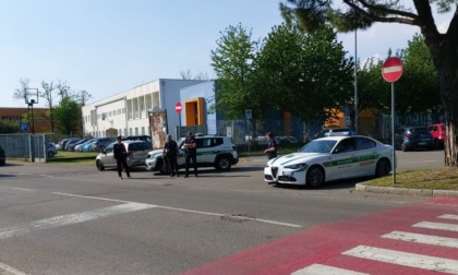 Scappa all'alt della Polizia locale, poi provoca un incidente