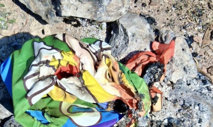 Atti vandalici al centro di educazione ambientale: bruciata la bandiera della pace