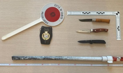 Trovati con coltelli e un bastone di metallo: denunciati