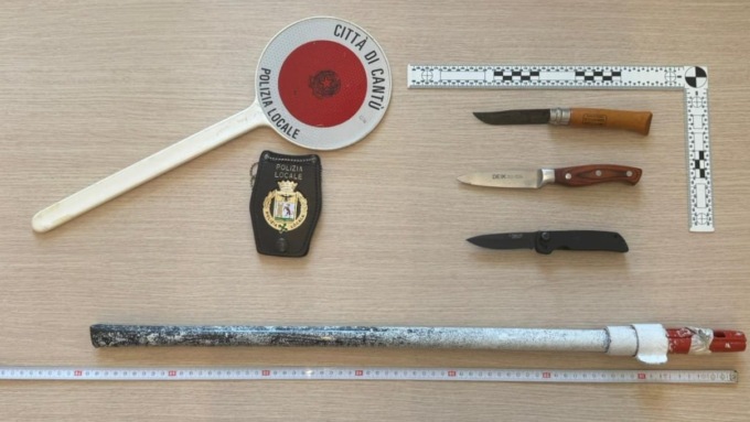 Trovati con coltelli e un bastone di metallo: denunciati