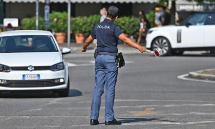 Ubriaco sale in auto a fari spenti e contromano: denunciato