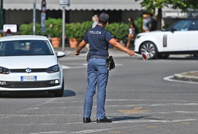 Ubriaco sale in auto a fari spenti e contromano: denunciato