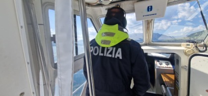 Si pianta con la barca sulla rotta del battello: natante multato