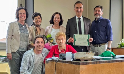 Ha 104 anni e lavora ancora nel suo calzaturificio: "Non smetterò mai"