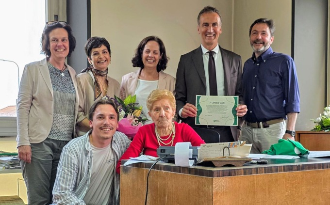 Ha 104 anni e lavora ancora nel suo calzaturificio: “Non smetterò mai”