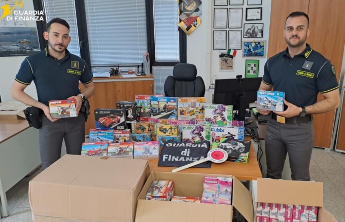 Sequestrate 425 confezioni di mattoncini Lego contraffatti