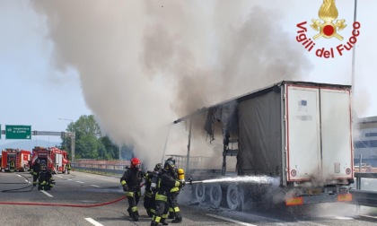 Incendio sulla autostrada A9: camion in fiamme