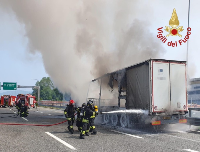 Incendio sulla autostrada A9: camion in fiamme