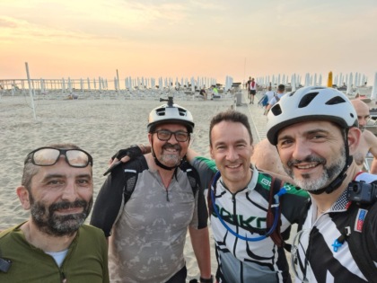 Da Ferrara al Lido di Volano, 100 chilometri di notte in sella alla bici
