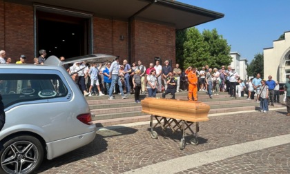 L'ultimo abbraccio collettivo a don Franco: "Un prete comune che ha amato la sua gente"