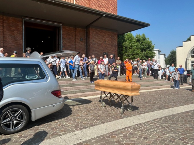L’ultimo abbraccio collettivo a don Franco: “Un prete comune che ha amato la sua gente”