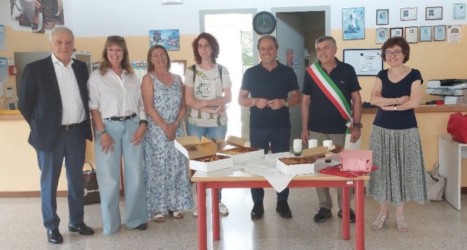 La primaria saluta le storiche maestre Lucia e Gabriella dopo 35 e 34 anni