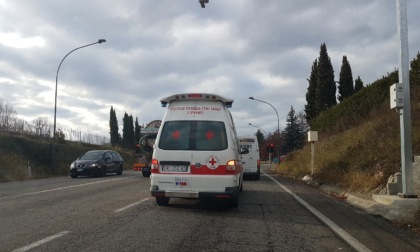 A fuoco un'auto: intervengono e bloccano il traffico
