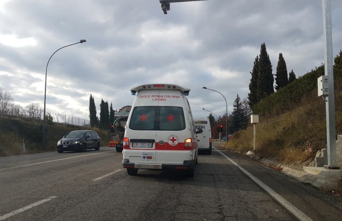 A fuoco un’auto: intervengono e bloccano il traffico