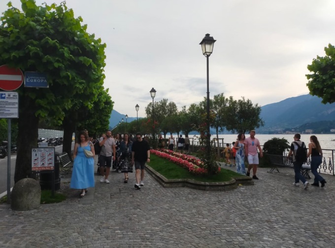 La banda del “gioco delle tre carte” torna sul lungolago: messa in fuga da un’agente