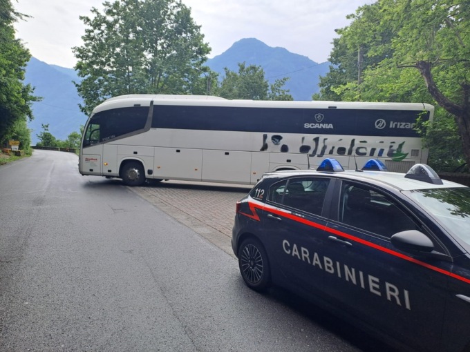 Altri due bus turistici incastrati e multati