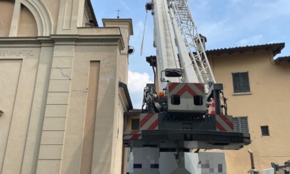 I pompieri rimuovono la campana pericolante
