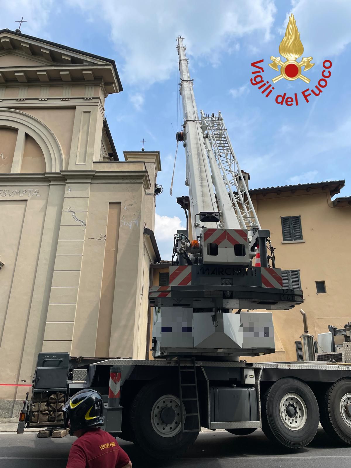 Erba campane rimosse vigili del fuoco chiesa santa maria assunta
