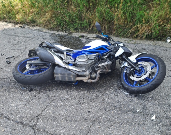 Perde il controllo della moto e finisce contro un’auto: trasportato in ospedale