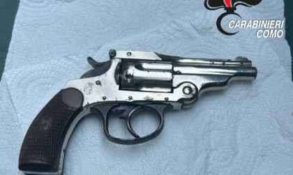 Trova una pistola sul marciapiede e la consegna ai Carabinieri