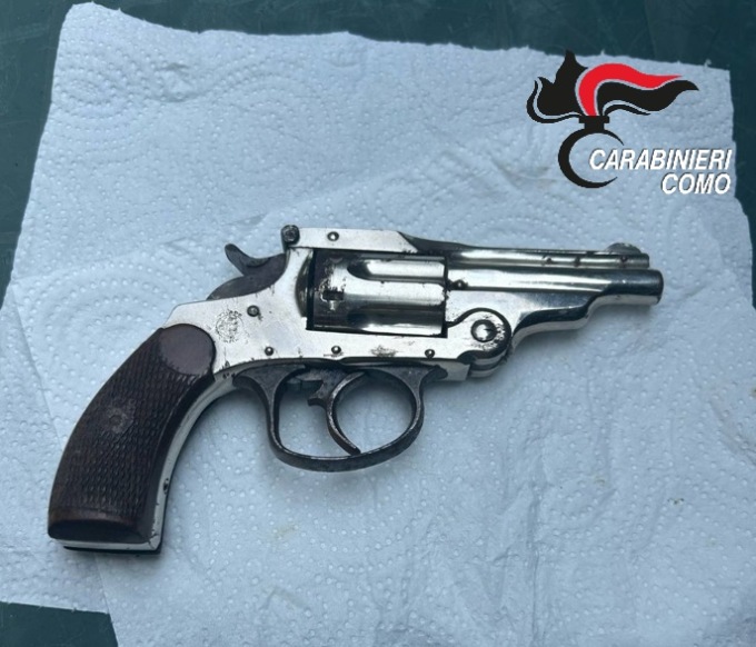 Trova una pistola sul marciapiede e la consegna ai Carabinieri