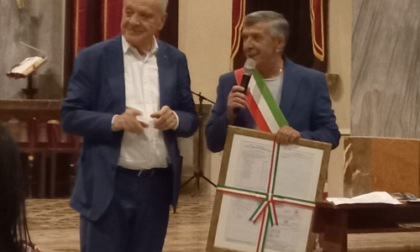 Sorpresa per l'ex sindaco: donata una copia della delibera con cui fu eletto 50 anni fa