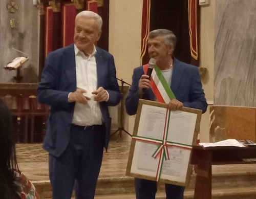 Sorpresa per l’ex sindaco: donata una copia della delibera con cui fu eletto 50 anni fa