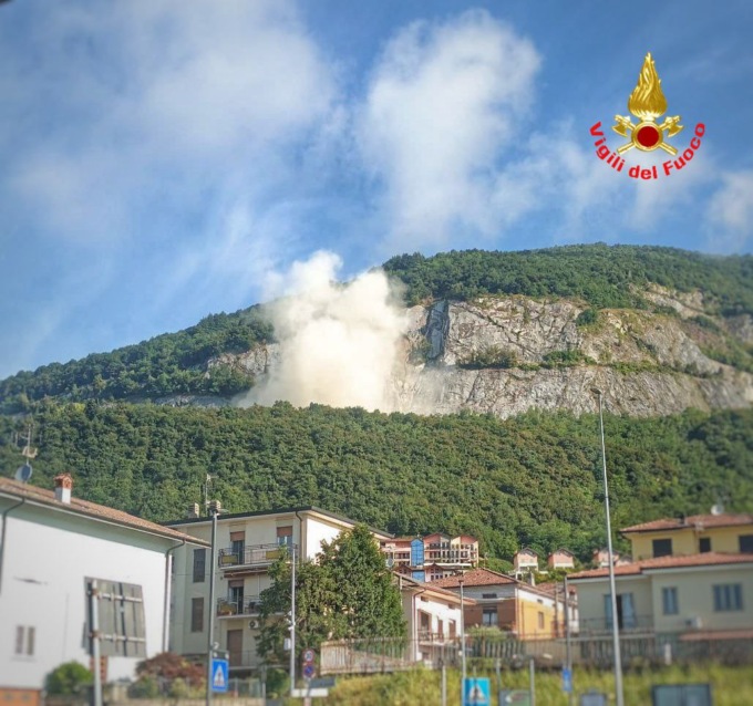 Crolla un costone di roccia nella vecchia cava: intervengono i Vigili del fuoco