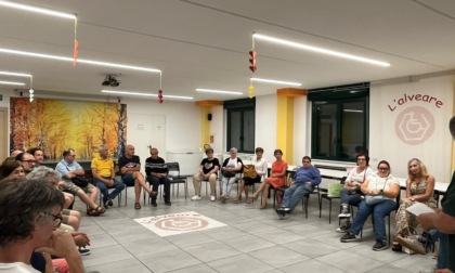 L'Associazione Gemellaggio consegna una donazione a L'Alveare