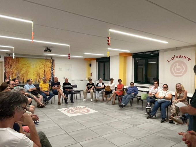 L’Associazione Gemellaggio consegna una donazione a L’Alveare