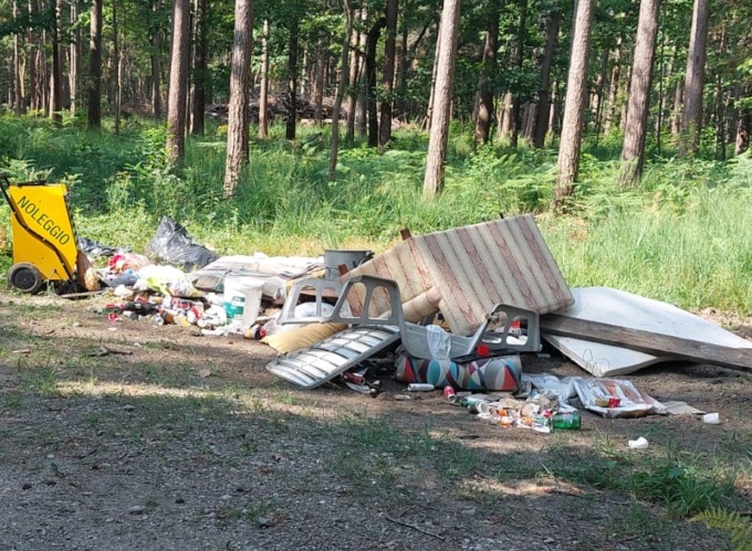 Discarica a cielo aperto, denunciati gli incivili