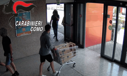 Esce col carrello dal centro commerciale dopo aver rubato 11 pc: arrestato