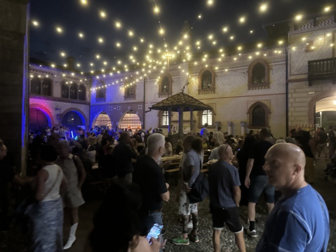 La “Notte Arancione” fa rima con pienone
