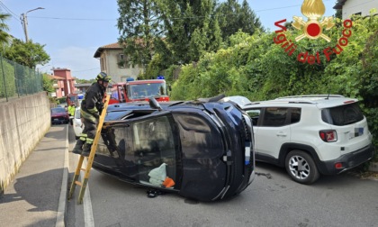 Si ribalta l'auto, intervengono i Vigili del Fuoco per estrarre una persona