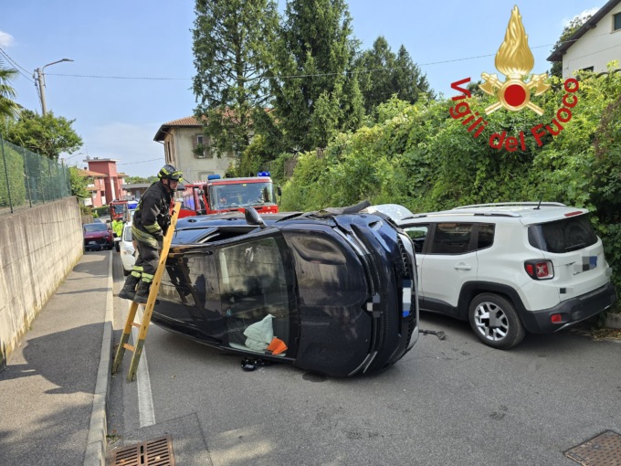 Si ribalta l’auto, intervengono i Vigili del Fuoco per estrarre una persona
