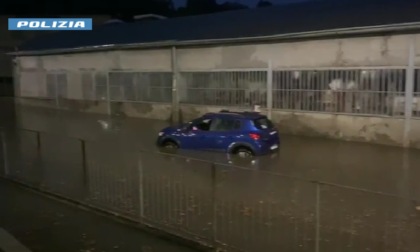 Maltempo, 31enne si rifugia sul tetto dell’auto: salvata dai poliziotti