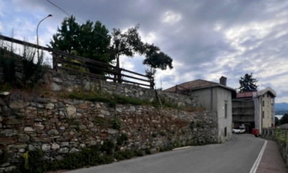 Si appoggiano al parapetto e precipitano da 4 metri