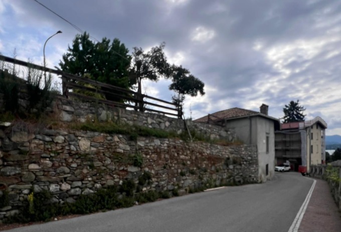 Si appoggiano al parapetto e precipitano da 4 metri