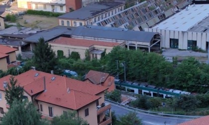 Dramma lungo i binari: travolta e uccisa dal treno in corsa
