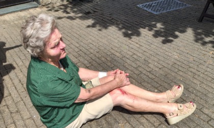 Marciapiede sconnesso: cade in piazza mercato